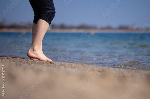 Kind spielt am Wasser photo