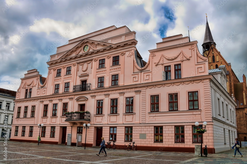 güstrow, deutschland - rathaus in der altstadt