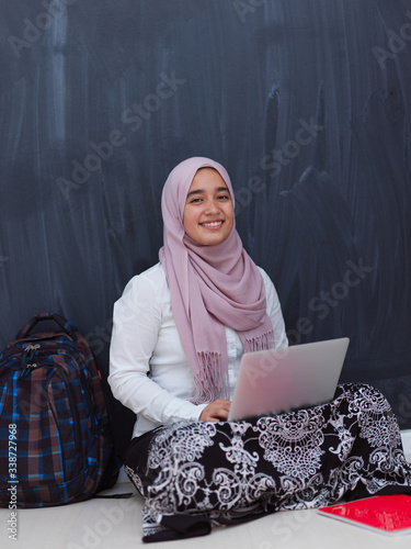 Fototapet arab female student working on laptop