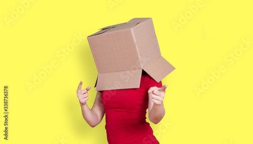 Photos Person with cardboard box on the head pointing to something with their index fin