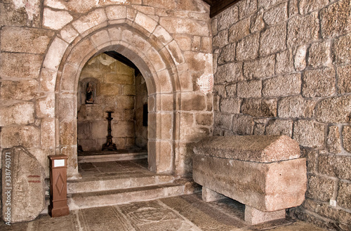 Sarcophage et chapelle m  di  vaux     Arcos de Valdevez  Portugal