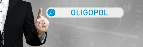 Oligopol. Mann im Anzug zeigt mit dem Finger auf ein Suchfeld. Das Wort Oligopol steht in der Suche. Symbol für Business, Finanzen, Statistik, Analyse, Wirtschaft