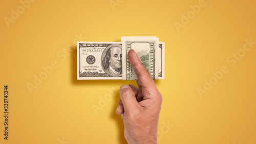 Banknoty dolarowe w meskiej dłoni na jednolitym tle