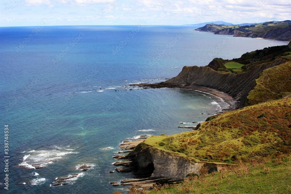 Fototapeta premium blue sea with a cliff view from a green hill in the Basque country