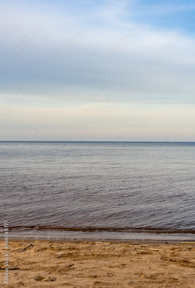 selective focus, smooth horizon line, blue lake