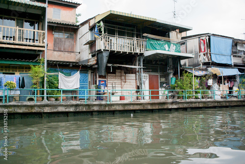バンコクの運河：ボートからの眺め：タイ、東南アジア
