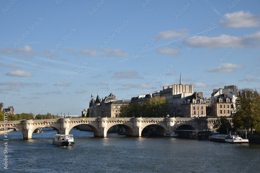 Le pont Neuf sur la Seine à Paris, France
