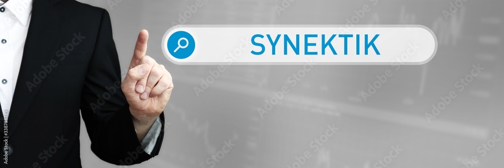Fototapeta premium Synektik. Mann im Anzug zeigt mit dem Finger auf ein Suchfeld. Das Wort Synektik steht in der Suche. Symbol für Business, Finanzen, Statistik, Analyse, Wirtschaft