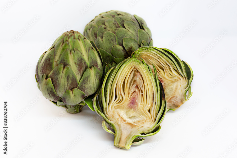 Obraz premium Whole and Slice artichoke