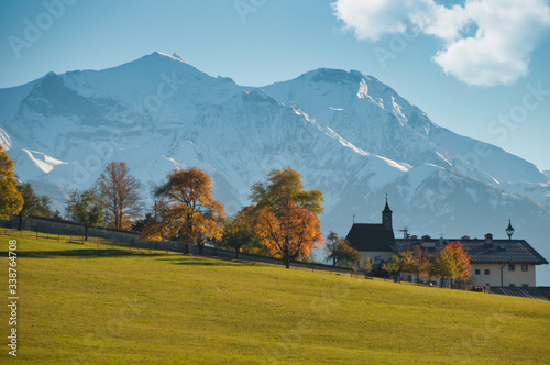Картината върху платно imbachhorn im herbst unter wolken blauem himmel gesehen von schloß kammer zell a