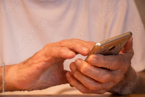 Alter Mann bedient ein Smartphone