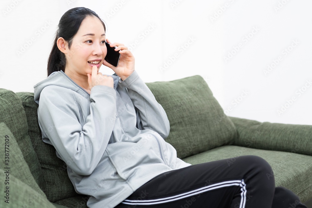 スマホで電話する女性