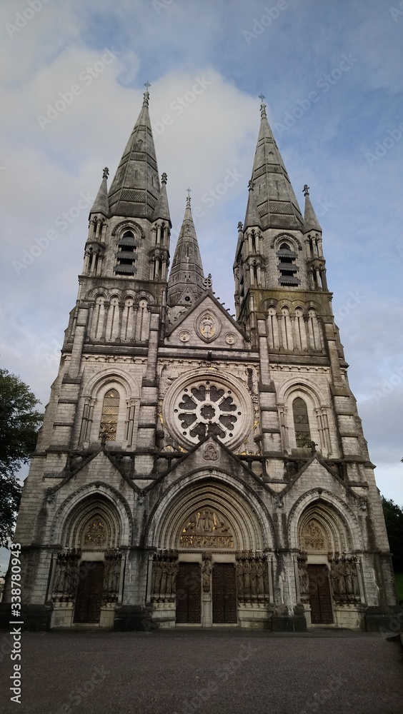 Fachada frontal de la Catedral de St. Fin Barre's, Cork, Irlanda