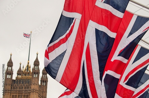 Britische Flaggen vor dem Palace of Westminster