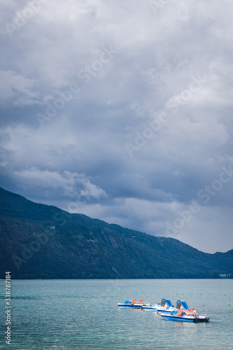 Lac de montagne avec le ciel gris