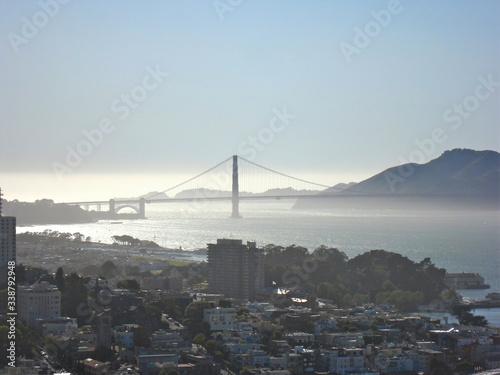 Golden Gate con niebla. photo