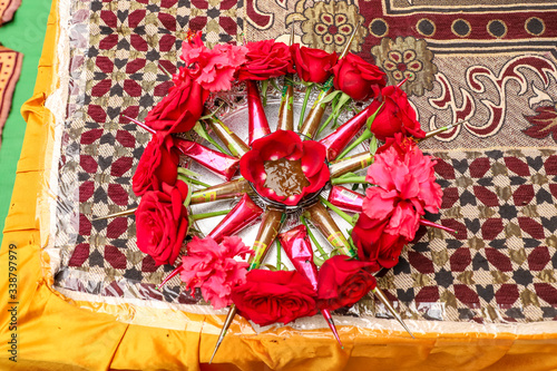 Canvas Print indian wedding ceremony : mehandi con decorate in plate for mehandi ceremony