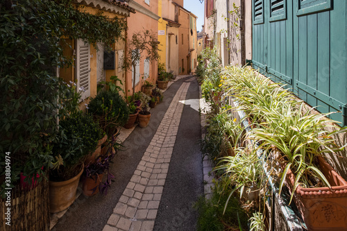 Fototapeta Naklejka Na Ścianę i Meble -  Altstadtidylle in Cogolin, einer Kleinstadt in der Provence im Süden Frankreichs
