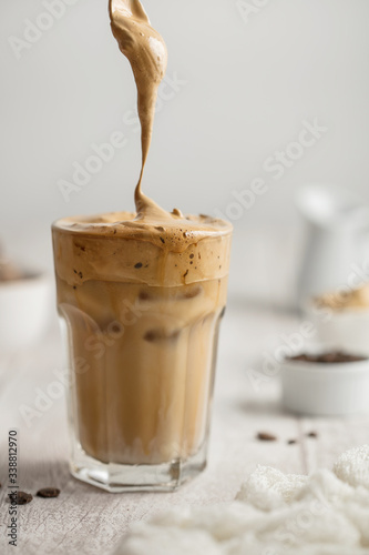 dalgona coffee café frappé mousse lait photo