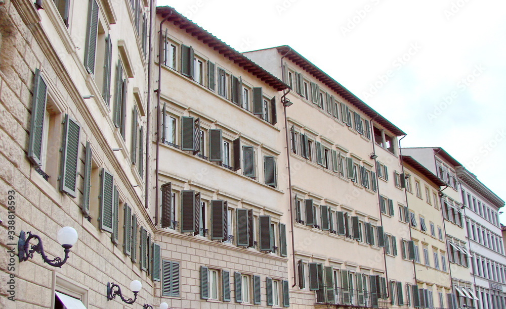 Obraz premium The fresh appearance of the medieval buildings of Florence is no different from the modern buildings on the streets of the city.
