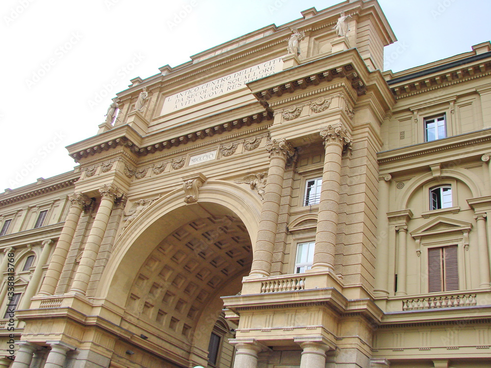 Obraz premium It is impossible to look away from the uniqueness and architectural skill of Florence Renaissance palaces.