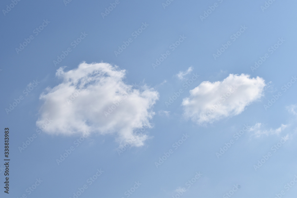 Weiße Wolken ziehen am blauen Himmel Weiße Wolken ziehen am blauen Himmel
