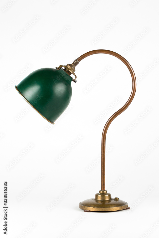 Ancienne lampe de bureau brocante 1900 cuivre verte foncée détourée sur  fond blanc Stock Photo | Adobe Stock