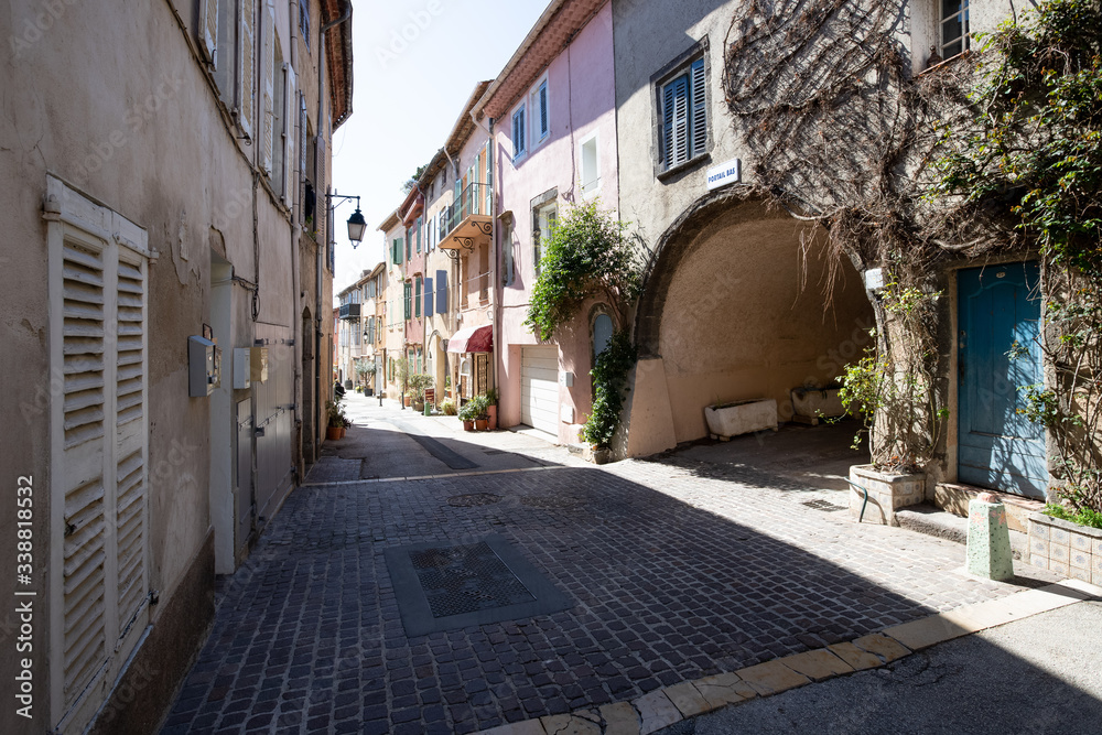 Naklejka premium Altstadtidylle in Cogolin, einer Kleinstadt in der Provence im Süden Frankreichs