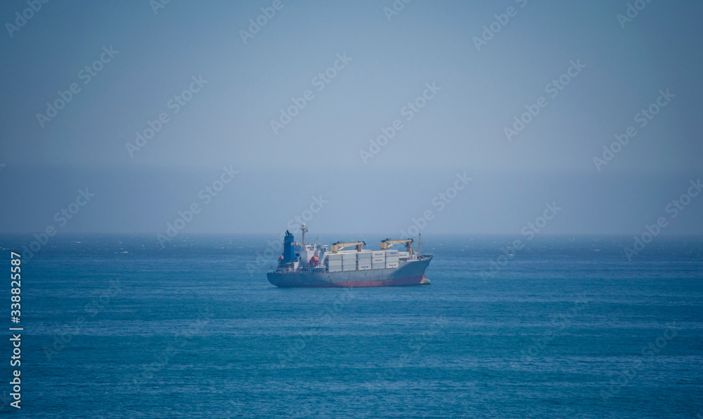 Obraz premium cargo ship in the sea