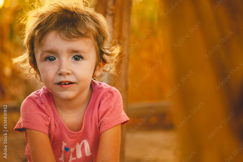 Niña en el campo Niña en el campo