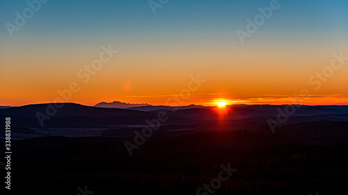 Zachód słońca, Tatry w oddali, Zachód słońca z Tatrami w tle.  Super przejrzystość powietrza, góry, doliny © Kamil