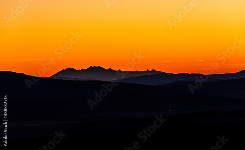 Zachód słońca, Tatry w oddali, Zachód słońca z Tatrami w tle.  Super przejrzystość powietrza, góry, doliny © Kamil