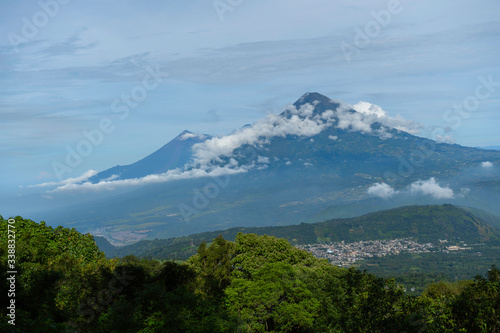 Paisaje natural de Guatemala con sus volcanes de agua y de fuego. 