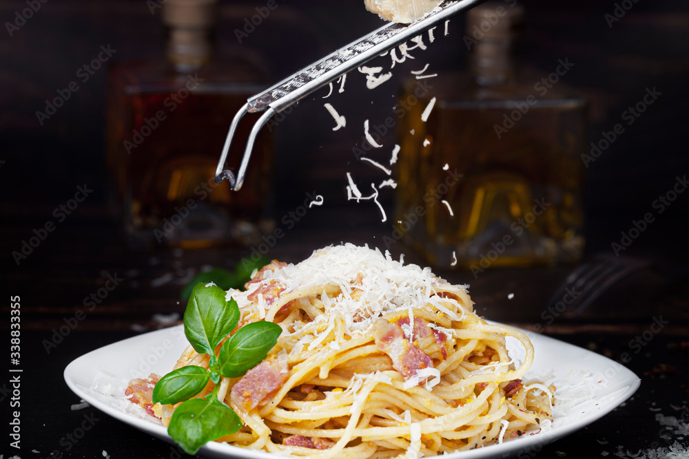 Amazing spaghetti carbonara with delicious bacon - obrazy, fototapety, plakaty 