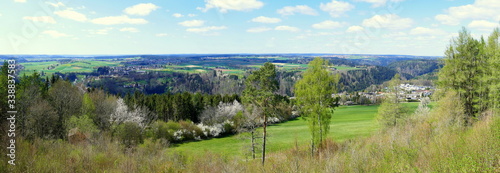 weites Panorama über Landschaft mit Bergen, Wald und Feldern an sonnigem Frühlingstag bei Wildberg
