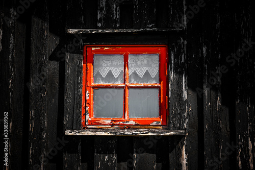 Holzfenster an einer Holzhütte in Skandianvien