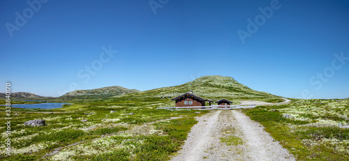 Blockhaus mit Wanderweg im Rondane Nationalpark, Norwegen photo