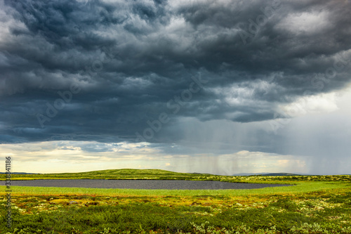 Regenwolken über dem Venabygdsfjell im Rondane Nationalpark in Norwegen