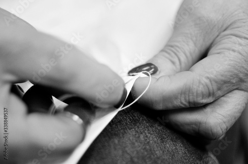 Fotografie sartoriali in bianco e nero durante la lavorazione di capi di abbigliamento