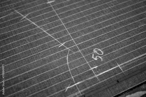 Fotografie sartoriali in bianco e nero durante la lavorazione di capi di abbigliamento