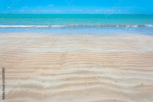 Praia de areia branca no nordeste brasileiro com céu azul