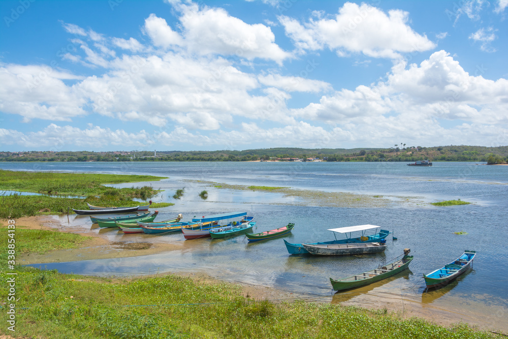 Barcos na beira de um rio 