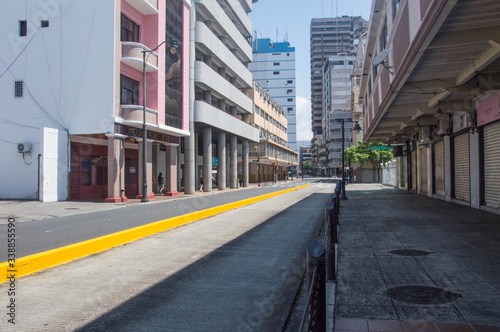 Fototapeta Naklejka Na Ścianę i Meble -  Ciudad de Guayaquil en Cuarentena, ciudad vacía, calles sin autos y sin gente, panemia. Quédate en Casa.