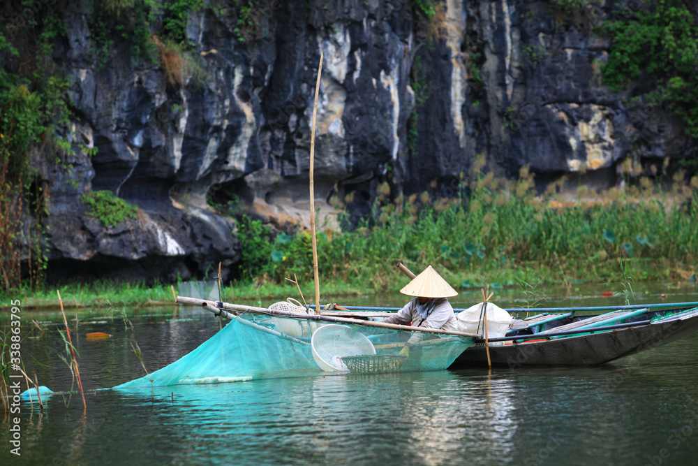 połów za pomocą tradycyjnych sieci na wietnamskiej rzece - obrazy, fototapety, plakaty 