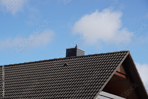 Schornstein auf einem Dach eines Hauses