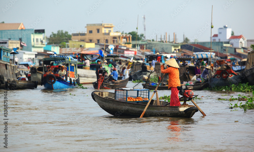 pływający rynek na rzece Mekong w Wietnamie 