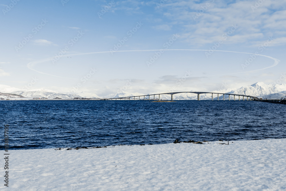 Puente en Islas Lofoten. Invierno en Noruega