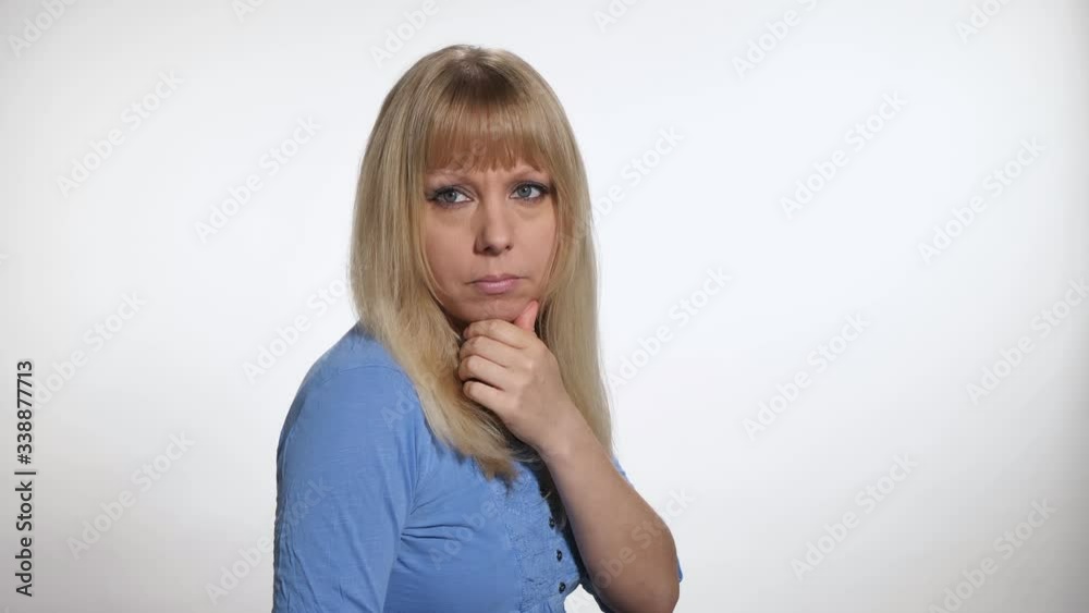 Eine blonde Frau vor weißem Hintergrund macht folgende Mimik: Häh – verstehe ich nicht, mit Ton Eine blonde Frau vor weißem Hintergrund macht folgende Mimik: Häh – verstehe ich nicht, mit Ton