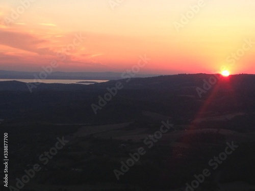 vista del Lago Trasimeno dall'alto al tramonto