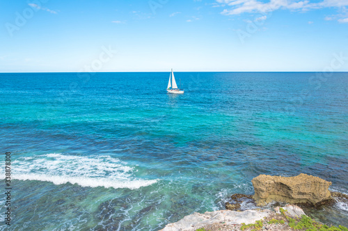 Veleiro navegando em mar do caribe photo